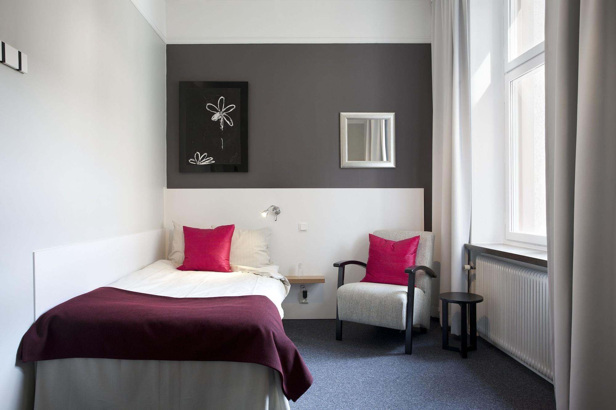 Hotel Oerebro Экстерьер фото